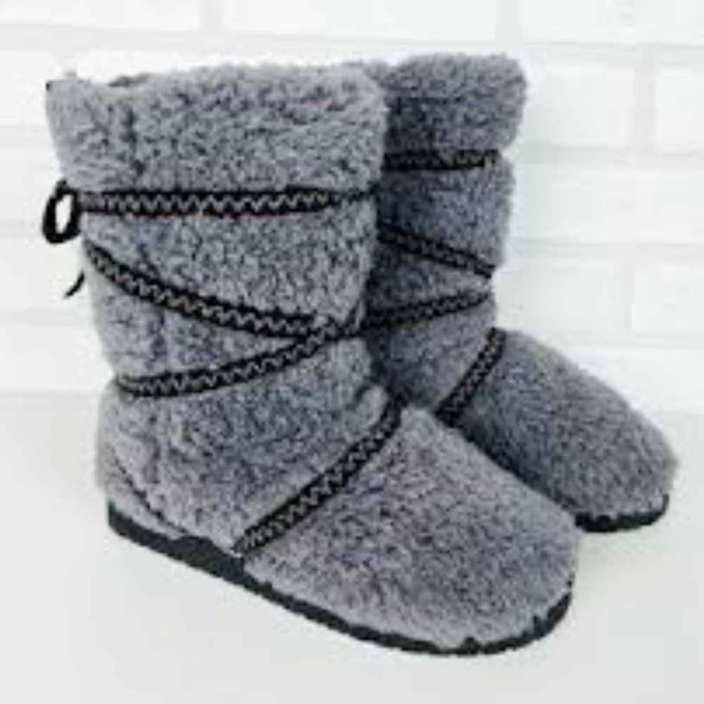 Muk Luks Reyna Silver Faux‑Fur Embroidered Ribbon Pull‑On Boots W 11